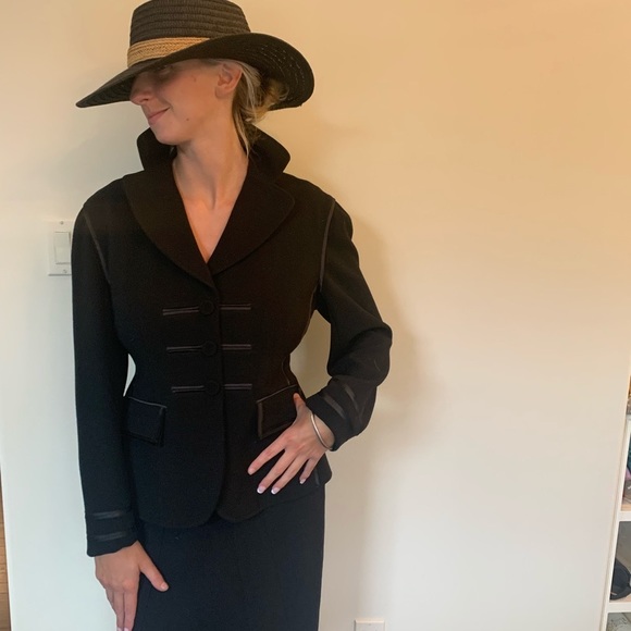 Classic Carreire Sandra Angelozzi Suit - Picture 8 of 8